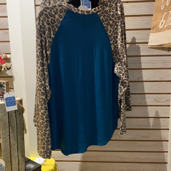 Women’s Leopard long sleeve shirt - Picture 2 of 2